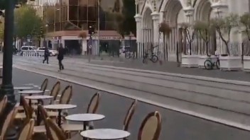 Pri kostole v Nice útočil ozbrojenec, jednej z obetí odsekol hlavu