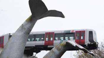 Súprava metra aj s vodičom zostala visieť na soche veľryby