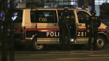 Útok vo Viedni má štyri obete, zahynul i terorista. Zrejme bol z IS