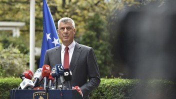 Takmer sto vrážd. Prezident Kosova odstupuje pre vojnové zločiny