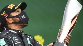 Hamilton je opäť majstrom, v počte titulov vyrovnal Schumachera