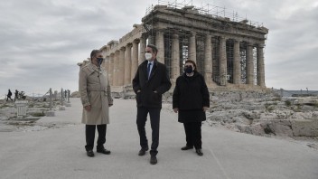 Premiér Grécka porušil pravidlá. Bol na výlete a fotil sa bez rúška