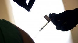 Očkovanie v EÚ sa začne ešte tento rok. Leyenová oznámila dátum