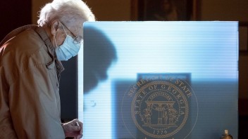 Výsledky volieb v Georgii spočítavajú, demokrati sú blízko výhry