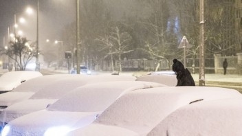Pozor na ľad i sneh, počasie komplikuje dopravu na cestách