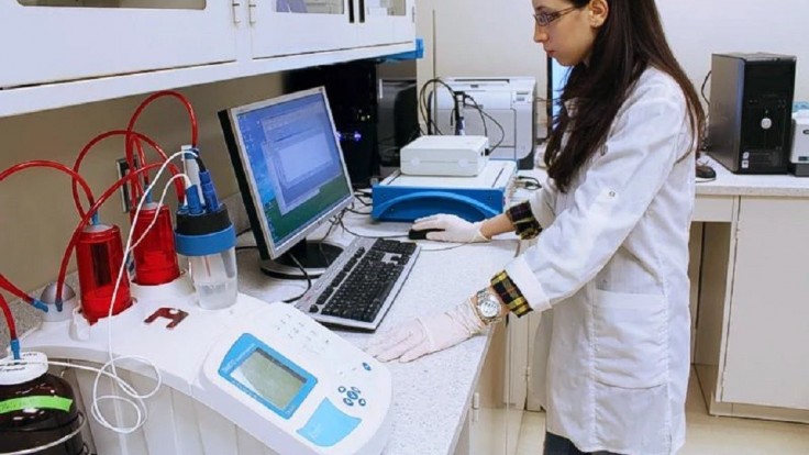 Nová technika dokáže rozložiť mikroplasty na H2O a CO2