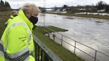 Veľkú Britániu trápia záplavy, živel ohrozil aj sklad vakcín
