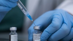 Briti testujú kombináciu viacerých vakcín proti koronavírusu