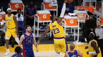Lakers opäť víťazne, uspeli však až po druhom predĺžení