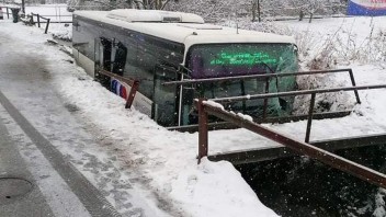 Autobus skončil v potoku, na palube bolo 11 cestujúcich
