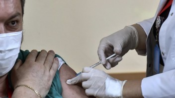 Česko aj Maďarsko dostanú od Izraela vakcíny proti koronavírusu