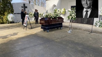 Na pohrebe Petráka chýbala jeho manželka, v nemocnici bojuje o život