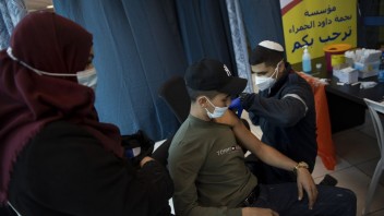 Prvú dávku vakcíny už v Izraeli dostala polovica obyvateľov