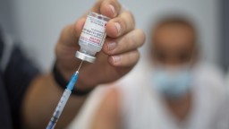 Otázka vakcín rozdeľuje krajiny, Británia údajne blokuje ich vývoz