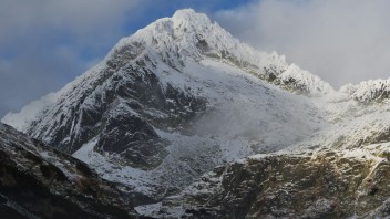 Troch skialpinistov v Tatrách zasypala lavína, utrpeli zranenia