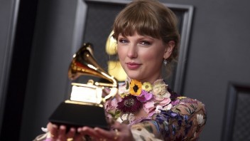 S oneskorením rozdali ceny Grammy, 63. ročníku dominovali ženy