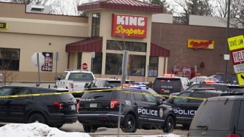 Útok v supermarkete si vyžiadal desať obetí vrátane policajta