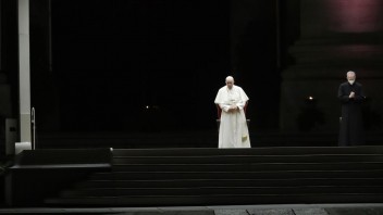 Pápež sa poležiačky modlil na pamiatku umučenia Krista