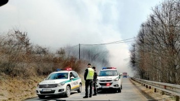 Hustý dym z požiaru ohrozil premávku, polícia uzavrela cestu
