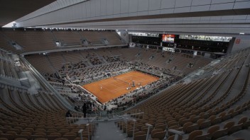 Roland Garros museli posunúť, uvažujú o divákoch v hľadisku