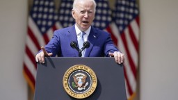 Biden sprísňuje pravidlá držania zbraní, predstavil sériu opatrení