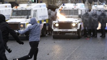 FOTO Hádzali fľaše i kamene. Polícia v Belfaste čelí rozhnevaným demonštrantom