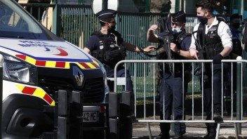 Útočník zabil vo Francúzsku nožom policajtku, zastrelili ho