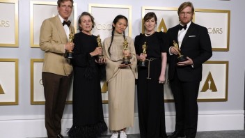 FOTO Rozdali prestížne Oscary. Najlepším filmom je Zem nomádov