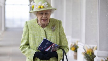 Kráľovná sa po pohrebe Philipa vracia k svojim povinnostiam