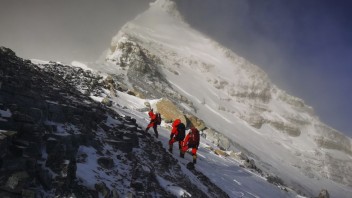Horolezci ako nosiči vírusu? Čína chce deliacu čiaru na Evereste