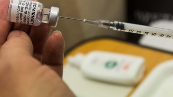Tisícky Nemcov sa predbehli, aby dostali očkovanie proti koronavírusu skôr