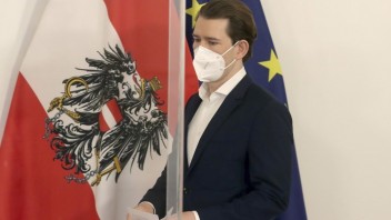 Rakúskeho kancelára vyšetrujú. Kurz sa odstúpiť nechystá