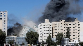 Po izraelskom nálete v Gaze sa zrútila budova, kde sídlili médiá
