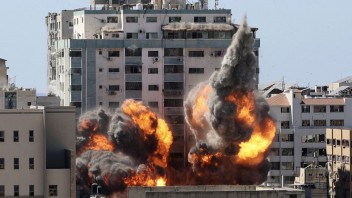 Novinári tvrdia, že izraelským náletom unikli len veľmi tesne