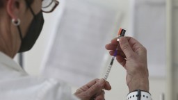 Počet nakazených i úmrtí po očkovaní prudko klesá, ukázala štúdia