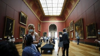 Francúzsko otvára terasy, návštevníkov pustia aj do Louvre