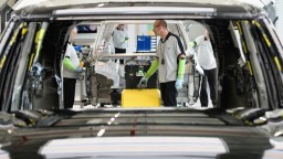 Automobilkám chýbajú čipy, Jaguar na pár dní zastaví výrobu