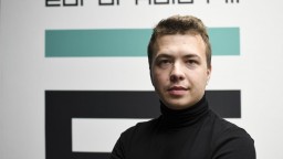 Zadržaný novinár sa objavil na videu, podľa Cichanovskej bol pod nátlakom