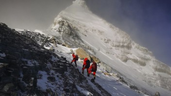 Napriek potvrdeným prípadom nakazených, výstupy na Mount Everest pokračujú