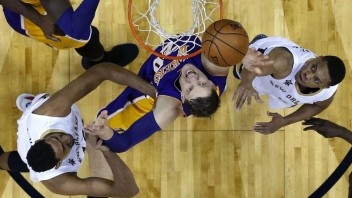 NBA: Po rokoch opäť domáca výhra. Lakers zdolali Phoenix