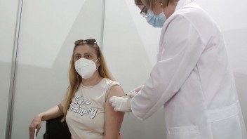 Cez víkend budú druhou dávkou AstraZenecy očkovať aj v Námestove