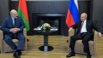 Putin sa stretol s Lukašenkom. Témou bol aj incident s odklonom lietadla