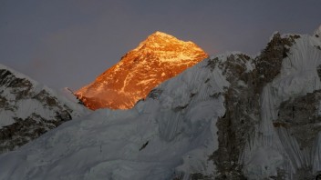Horolezci s Covidom zdolali Mount Everest. Ešte pred výstupom boli negatívni