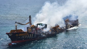 Srí Lanka sa pripravuje na katastrofu, chemikálie z lode zrejme uniknú