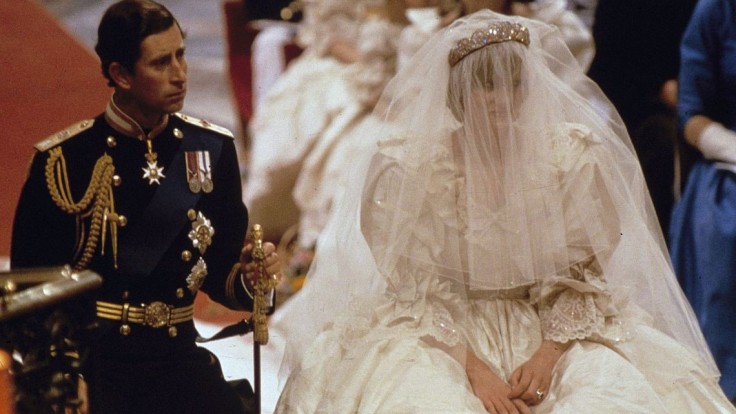 Slávne svadobné šaty princeznej Diany majú svoj príbeh. Vystavili ich v Londýne