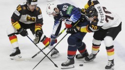 Americkí hokejisti zlomili Nemcov a vybojovali na majstrovstvách sveta v Rige bronz