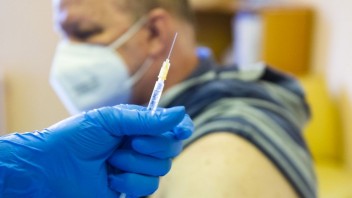 V EÚ prvou dávkou zaočkovali už polovicu dospelých, obe dávky dostala štvrtina
