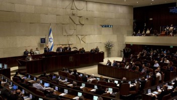 Izrael očakáva zmenu kurzu, parlament hlasuje o novej koalícii