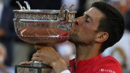 Djokovič druhýkrát vyhral Roland Garros, po vyše  štvorhodinovej bitke zdolal Tsitsipasa