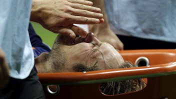 Holandský futbalista Blind hrá s kardiostimulátorom. Po Eriksenovom kolapse dostal psychický blok